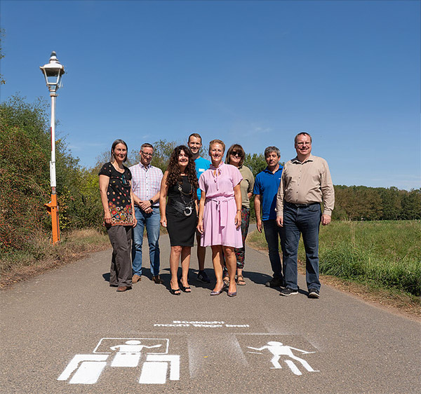 Landrätin des Ilm-Kreises und Vorsitzende der AGFK-TH Petra Enders und die Vorsitzende der VG Nesseaue Birte Kalmring sprühen die Bodenmarkierung auf. Foto: AGFK-TH