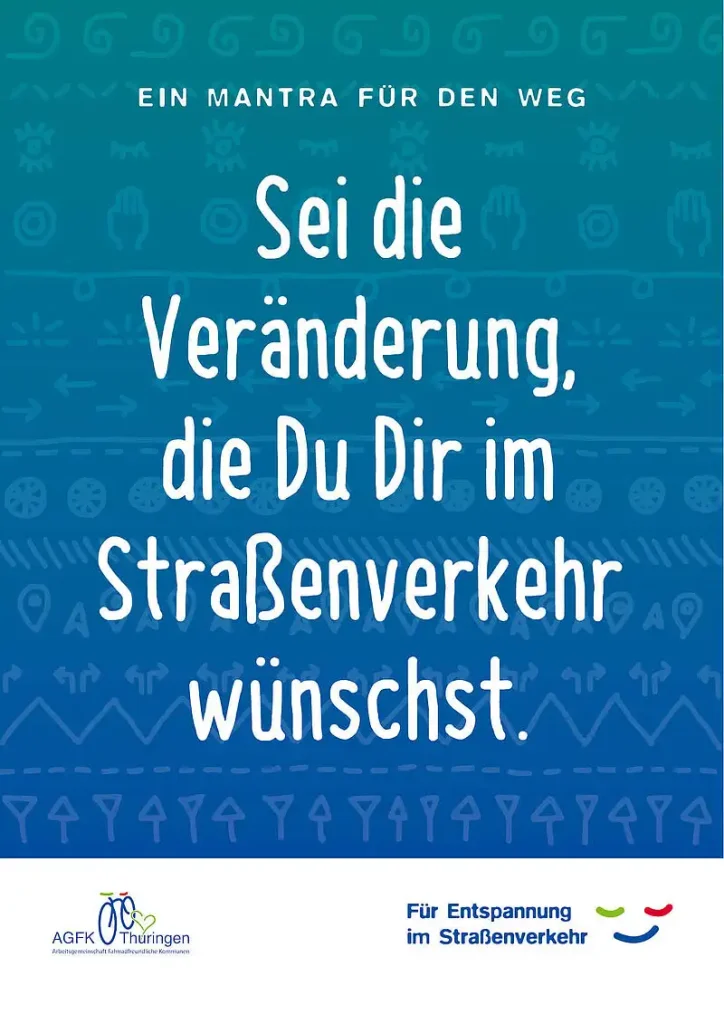 AGFK Thüringen Mantra für den Weg "Sei die Veränderung, die Du Dir im Straßenverkehr wünschst." blaues Plakat