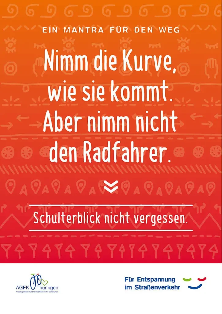 AGFK Thüringen Mantra für den Weg "Nimm die Kurve, wie sie kommt. Aber nimm nicht den Radfahrer." rotes Plakat