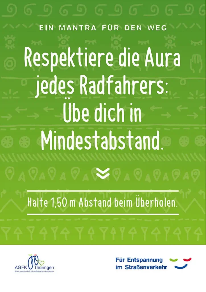 AGFK Thüringen Mantra für den Weg "Respektiere die Aura jedes Radfahrers: Übe Dich in Mindestabstand." grünes Plakat