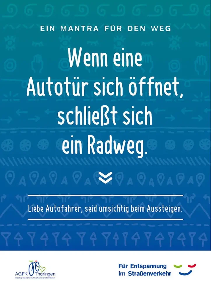 AGFK Thüringen Mantra für den Weg "Wenn eine Autotür sich öffnet, schließt sich ein Radweg" blaues Plakat