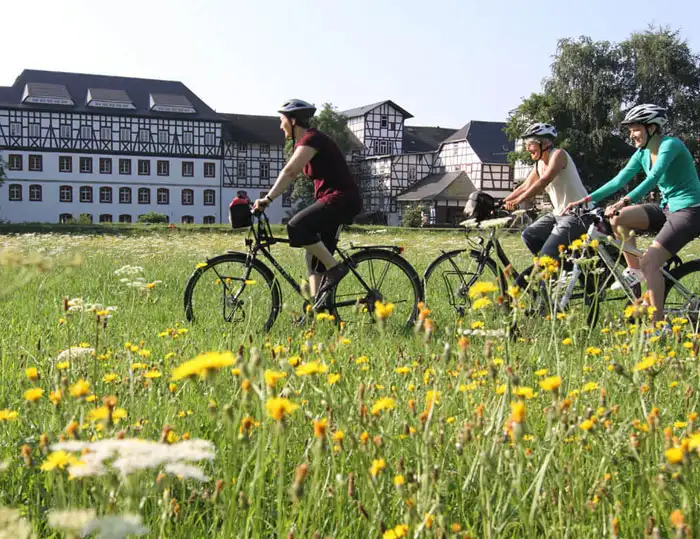 Ilm-Kreis - Drei Fahrradfahrerinnen auf grüner Wiese