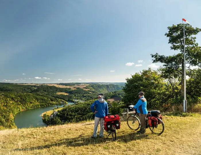 Saalfeld-Rudolstadt. Titelbild zwei Fahrradfahrern und Ausblick