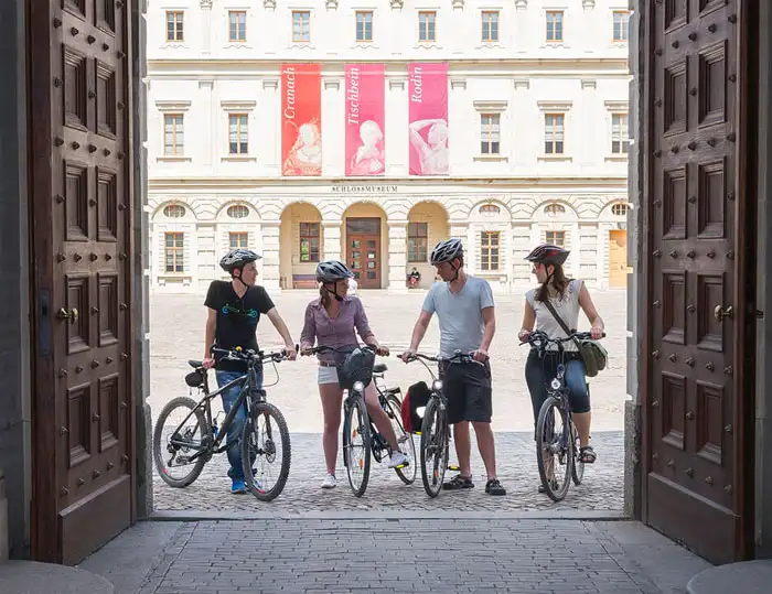 Weimar - Vier Fahrradfahrer im Torrahmen eines Schlosses