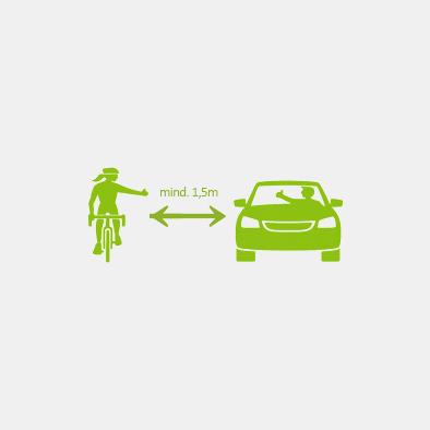 Fahrrad und Auto halten den Mindestabstand von 1,5m ein