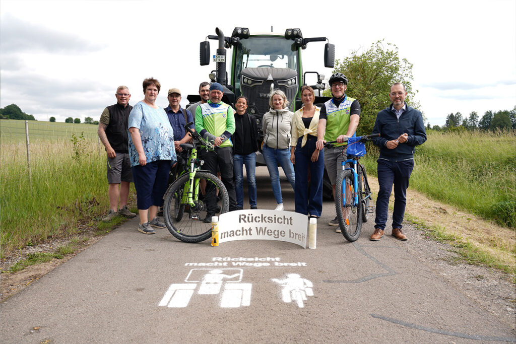 v.l.n.r.: Raimund Wagner und Ines Hesselbach (Agrargesellschaft Queienfeld), Florian Grünert (AGJ Agrargesellschaft Jüchsen), Florian Klein (ATG Grabfeld eG Behrungen), Radwegewart Enrico Schippel, Sindy Brückner (Thüringer Bauernverband e.V.), Maria Dietz (Gemeinde Grabfeld), Franziska Trabert (Landratsamt Schmalkalden-Meiningen), Radwegewart Stefan Wieseke sowie Christian Seeber, Bürgermeister der Gemeinde Grabfeld.